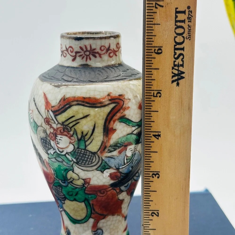 Vintage or Antique Chinese Nanking Crackle Glaze Vase Warrior Battle Scene 6.25